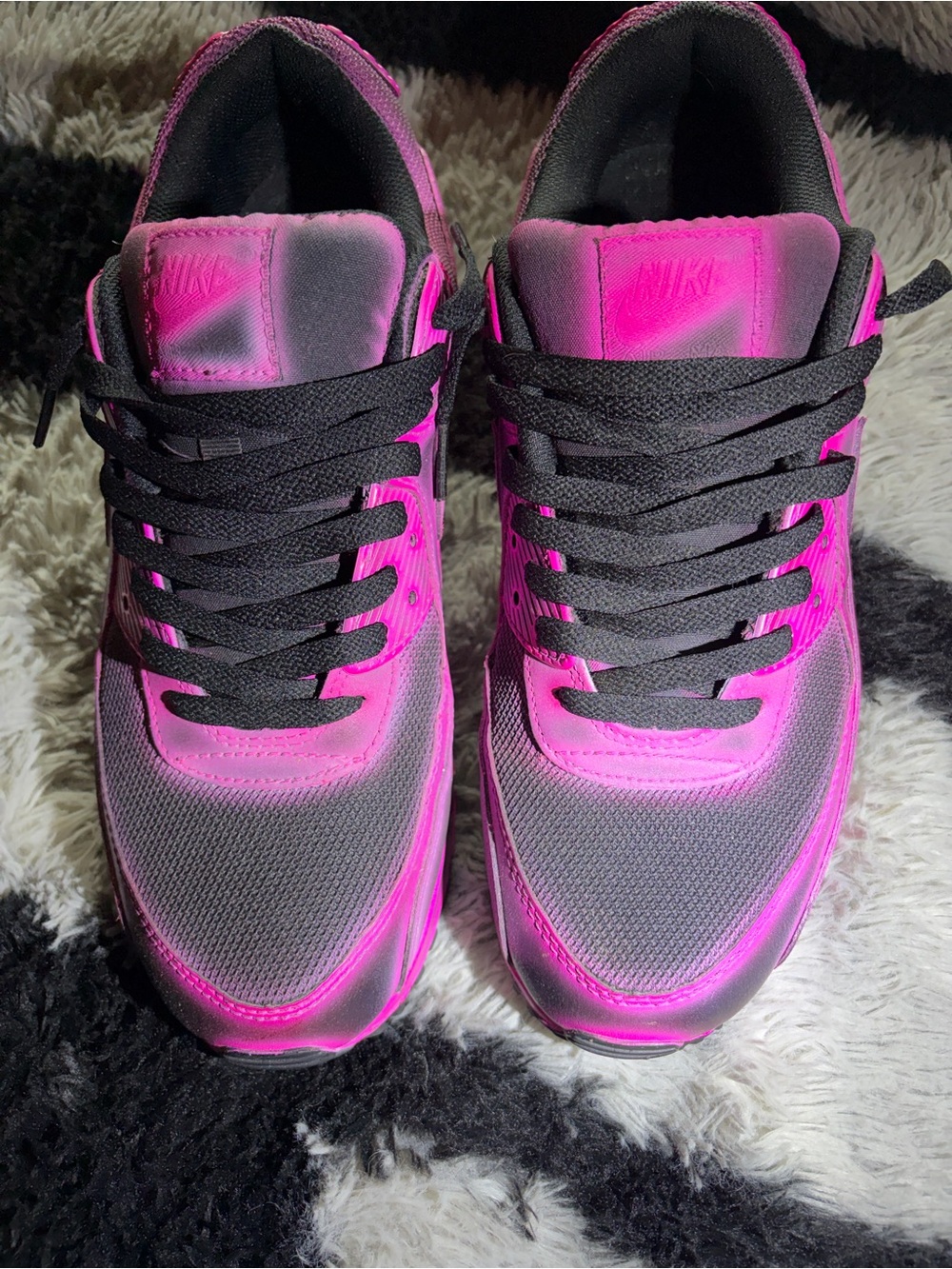 Nike men’s Air Max Sneakers in Neon Pink and Black size 10 - Picture 2 of 7